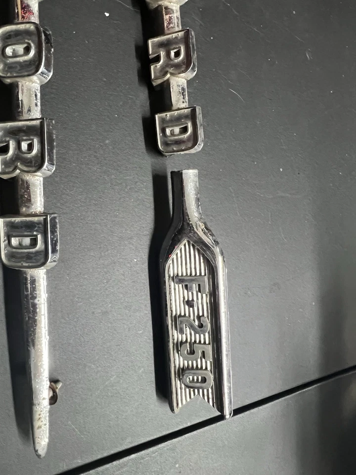 Ford Truck F-250 1960 capó emblemas laterales par original placas de nombre Foto 3 de 4