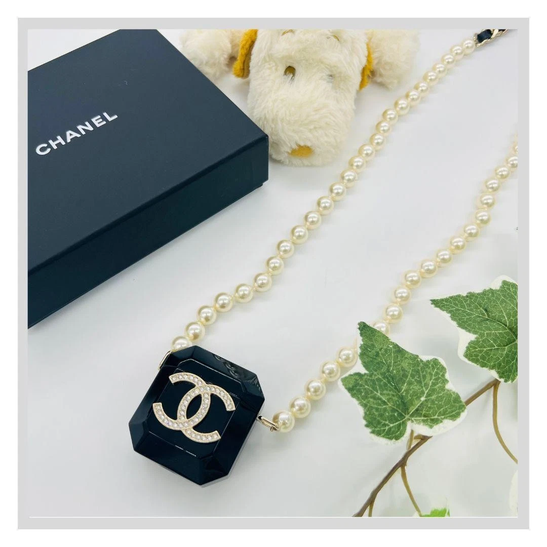 Collana di perle Chanel Coco Mark custodia Airpods perle nere