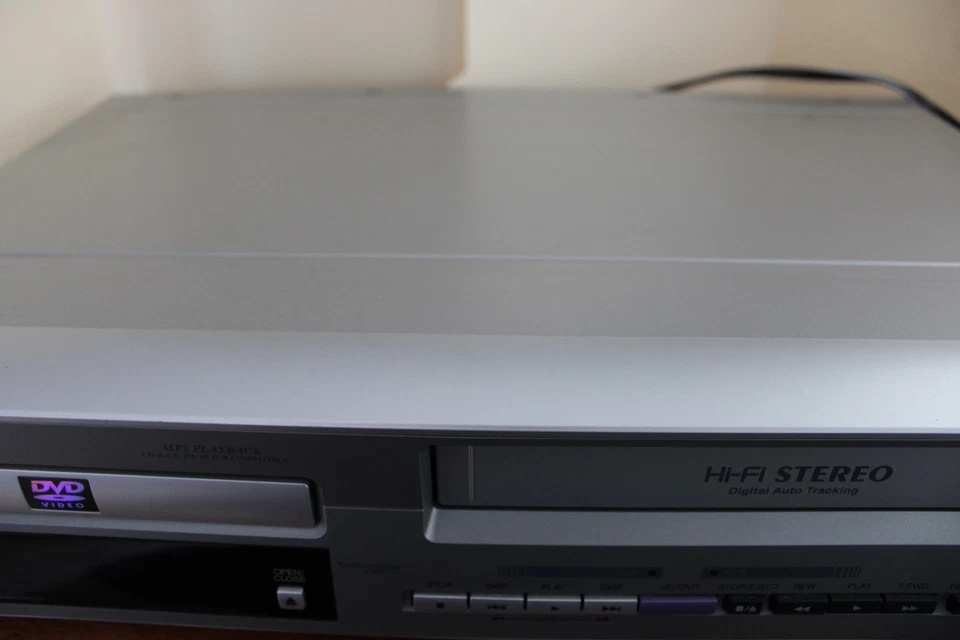 Combo reproducción Hitachi DVD/VCR DV-PF2U, sin control remoto, PARA REPUESTOS DVD VHS NO FUNCIONA Foto 2 de 4
