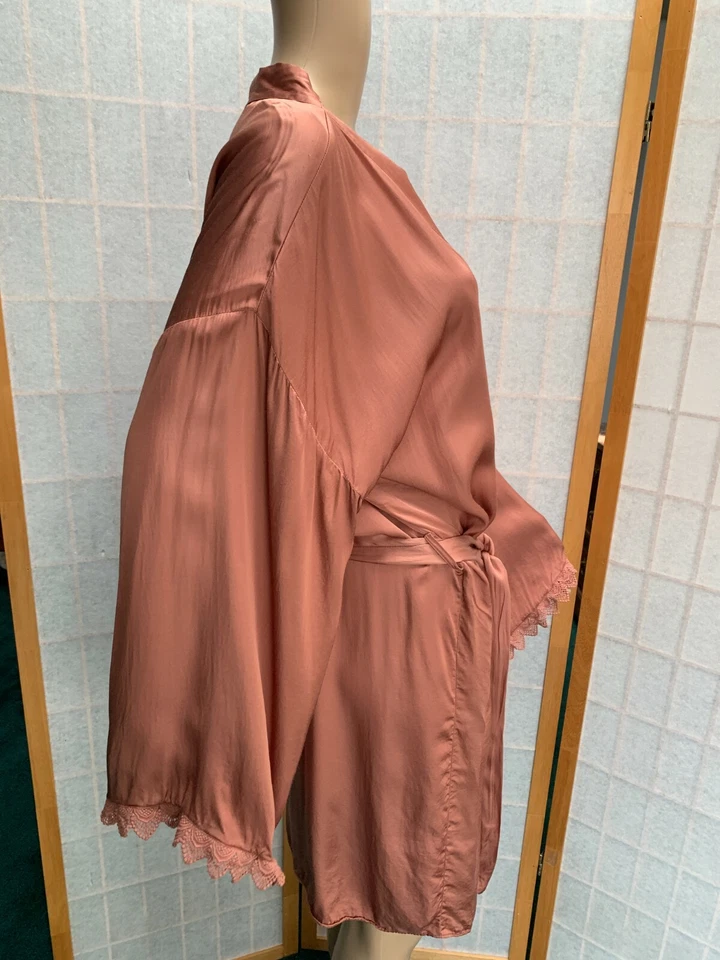 Bata Matine BHLDN ~ XL ~ Mangas Campana con Borde de Encaje ~ Viscosa Brillante Satén Foto 2 de 4