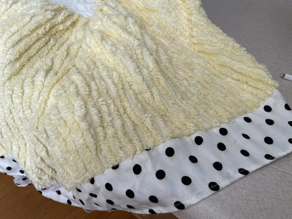 Falda de chenilla para cuna con volantes a lunares blancos y negros y manta de retazos a juego Foto 4 de 4