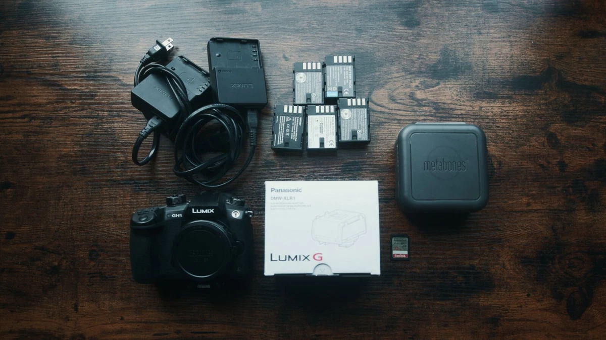 Panasonic Lumix GH5 Bundle (VLOG Upgrade) + Metabones 0.71x EF +