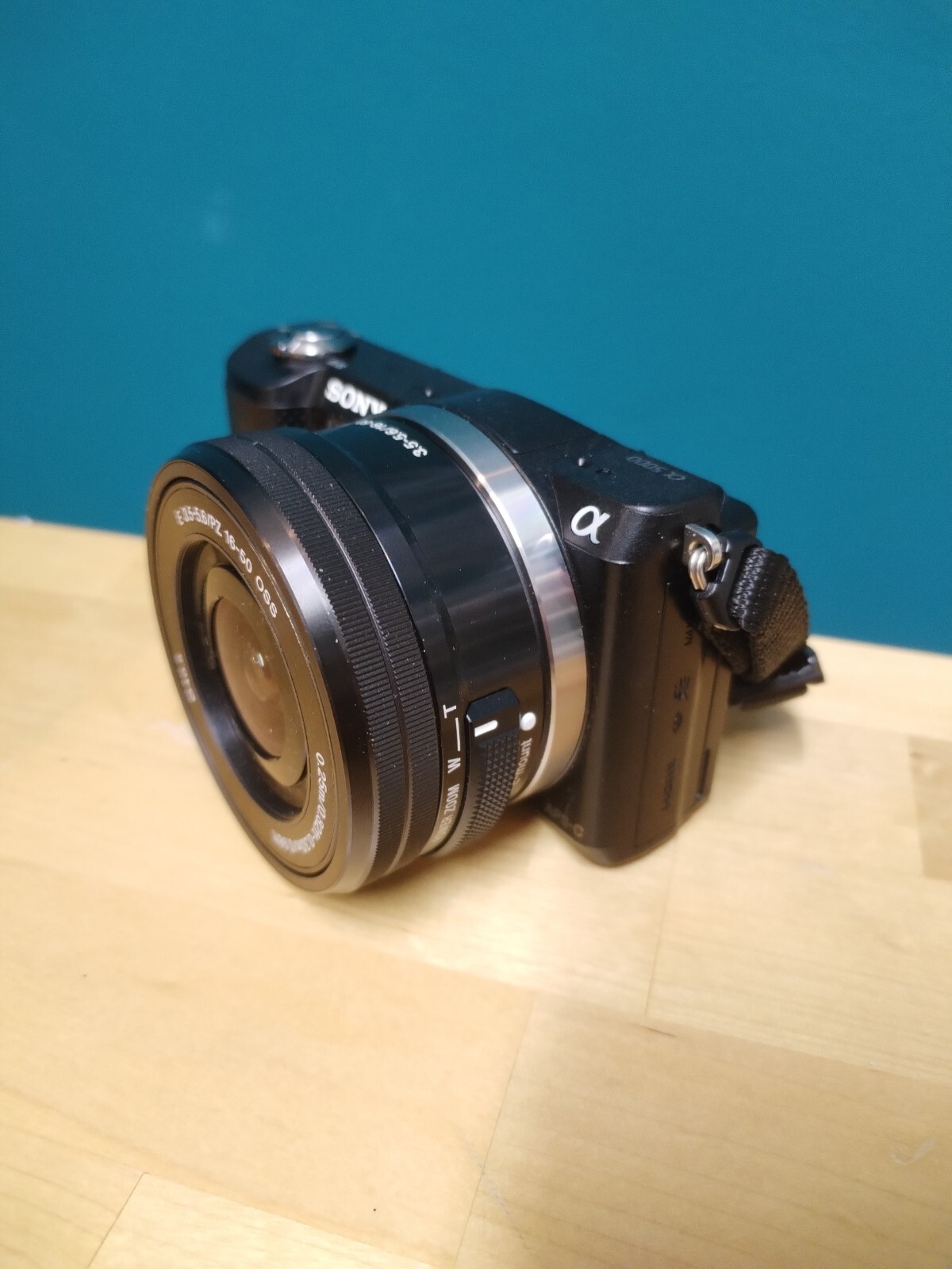 Sony Alpha A5000 20.1MP Compact Camera (Kit w/ 1650mm Lens) excellent