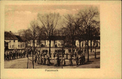 Carte postale photo authentique Westl. Théâtre de guerre 1er Soldats WW "musique de place" carte postale de campagne