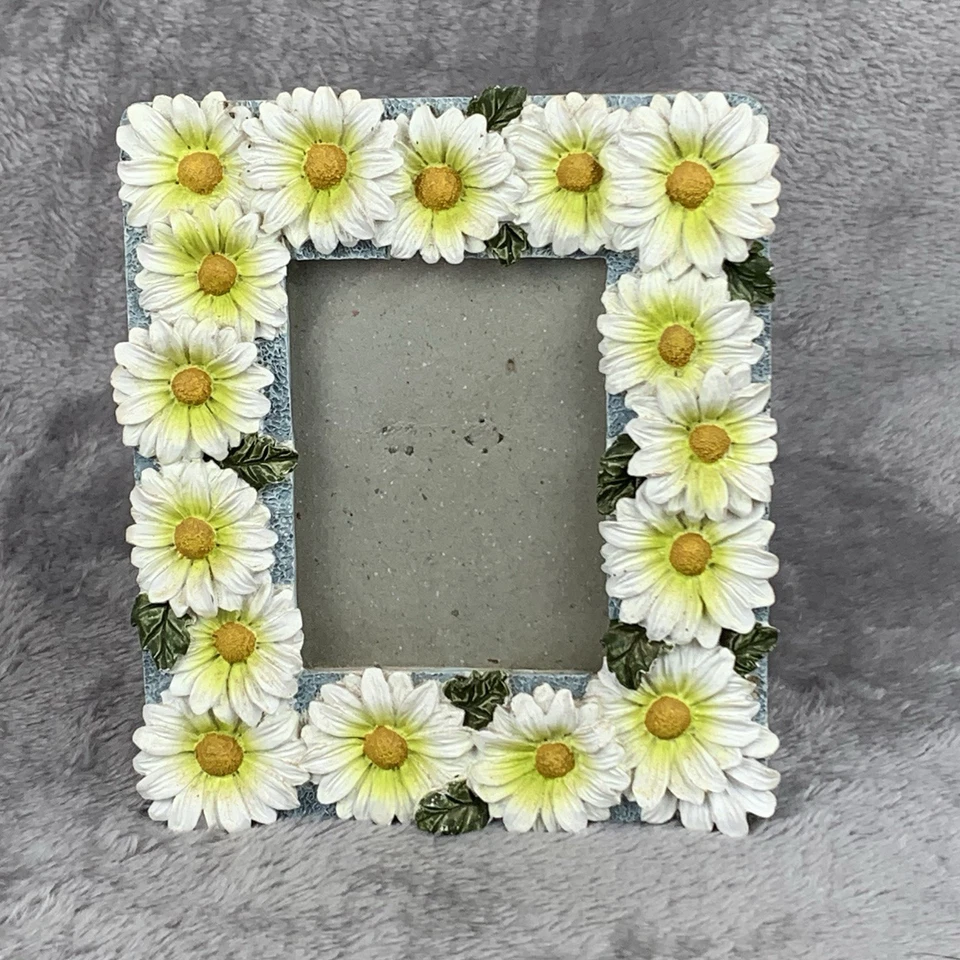 Vintage Daisy Picture Frame Resin Flower Holds 4.5” X 5.5” Approx Photo Frame - Image 2 of 4