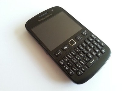 BLACKBERRY 9720 SCHWARZ NEUWERTIG OHNE SIMLOCK TASTENHANDY SELTEN RAR 2,8''