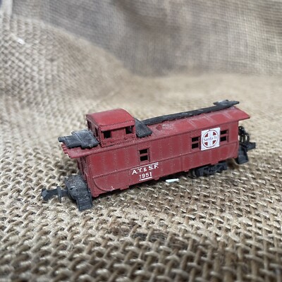 Vintage Minitrix N scale 3272 Santa Fe Caboose Red