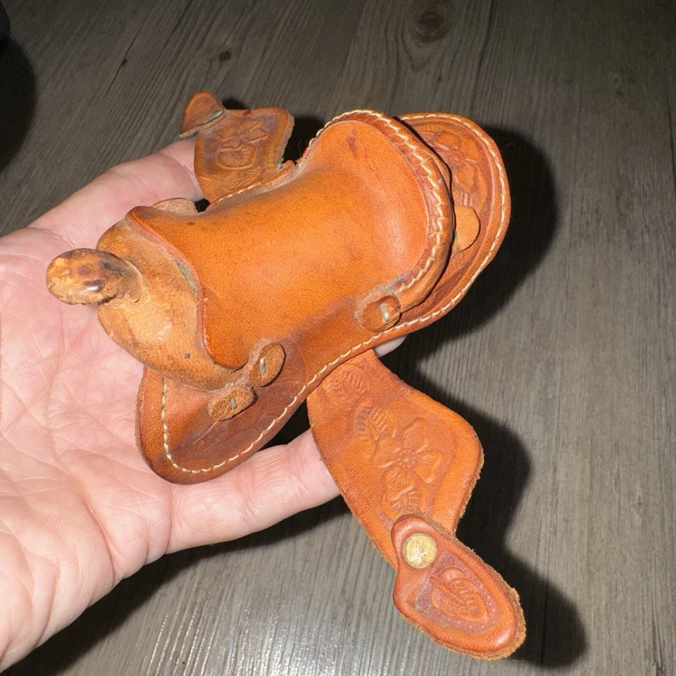 Mini casa de muñecas vintage de arte occidental con silla de montar de cuero en miniatura hecha a mano Foto 2 de 4