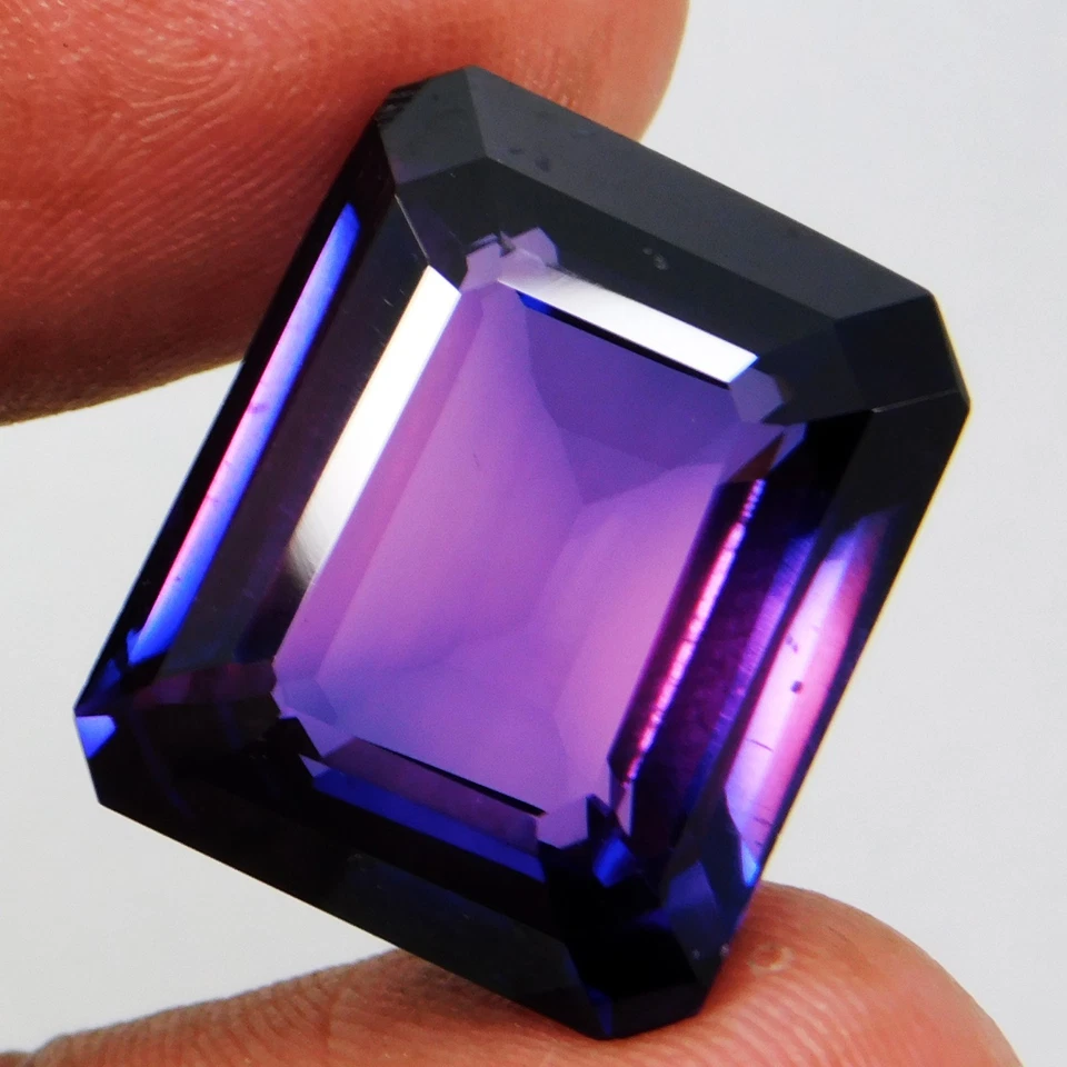 Piedra preciosa única de iolita azul púrpura natural sin calefacción de 31,90 quilates de Sri Lanka Foto 4 de 4