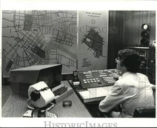 1979 Press Photo Traffic engineer Raines inputs information onto map - noc80053