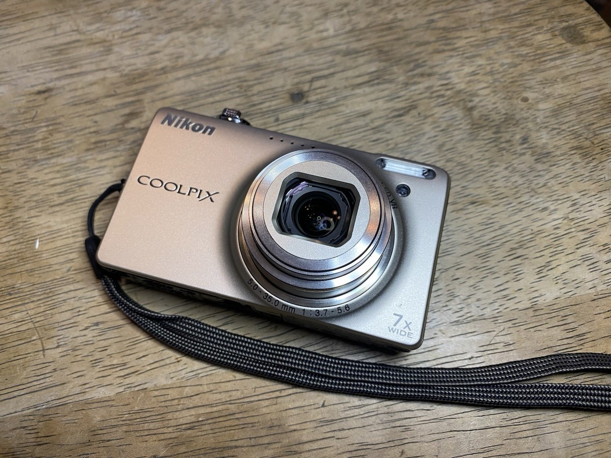 Nikon COOLPIX S6000 14.2MP Digital Camera Silver Tested Working NO
