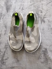 Oofos OOmg eeZee Low Womens Size 6 Shoes Slip On Green Camo Recovery Sneaker