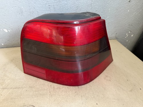 VW GOLF IV 1J 1,6FSI 81KW BAD 2003 Rücklicht rechts  Rot-Schwarz 1J6945112A