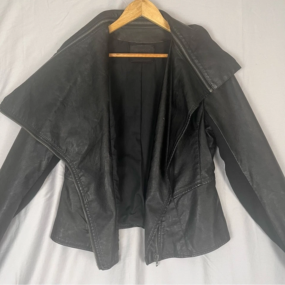Chaqueta de motociclista de cuero vegano negra Blank NYC para mujer grande con cremallera asimétrica Baddie Foto 3 de 4