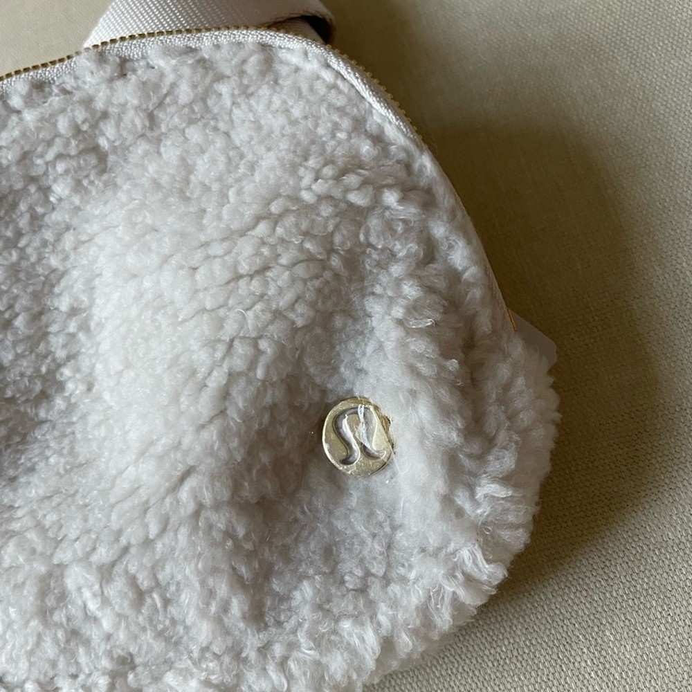 Lululemon 1L Fleece Belt Bag in White Opal