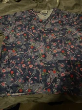 Crest Brand Scrub Top. Hearts And Roses Pattern, Size Medium, Good Condition. 