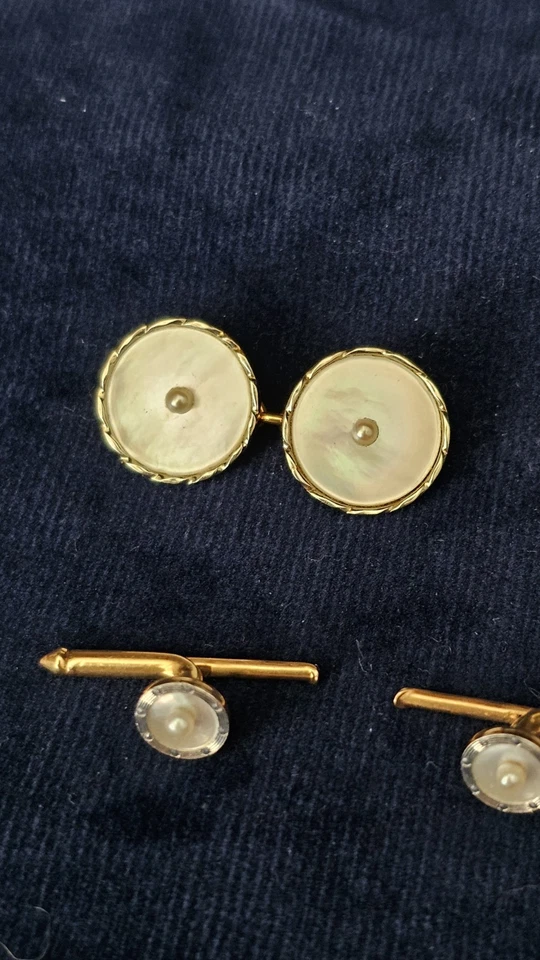 Juego de gemelos y tachuelas de vestir vintage de oro de 18 quilates madreperla y perla de 14 quilates Foto 3 de 4