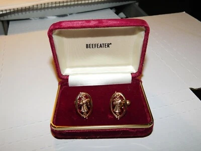 VINTAGE NEW NEVER REMOVED BEEFEATER CUFFLINKS GOLD FINISH - Image 1 of 4