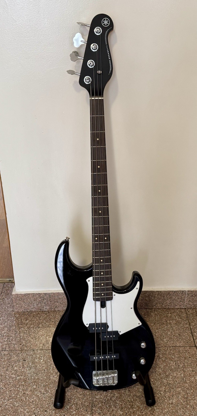 Basse électrique Yamaha BB234 avec support pour jouer en groupe ou s'exercer en salon
