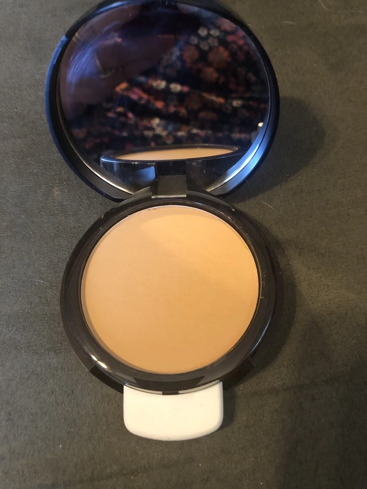 Base en polvo sólido Younique en terciopelo, tetinada una vez para combinar el color. Foto 2 de 4