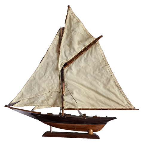MODELL SEGELBOOT HOLZ LACKIERT AUF SOCKEL 40 CM HOCH RESTAURIERUNGSBEDÜRFTIG