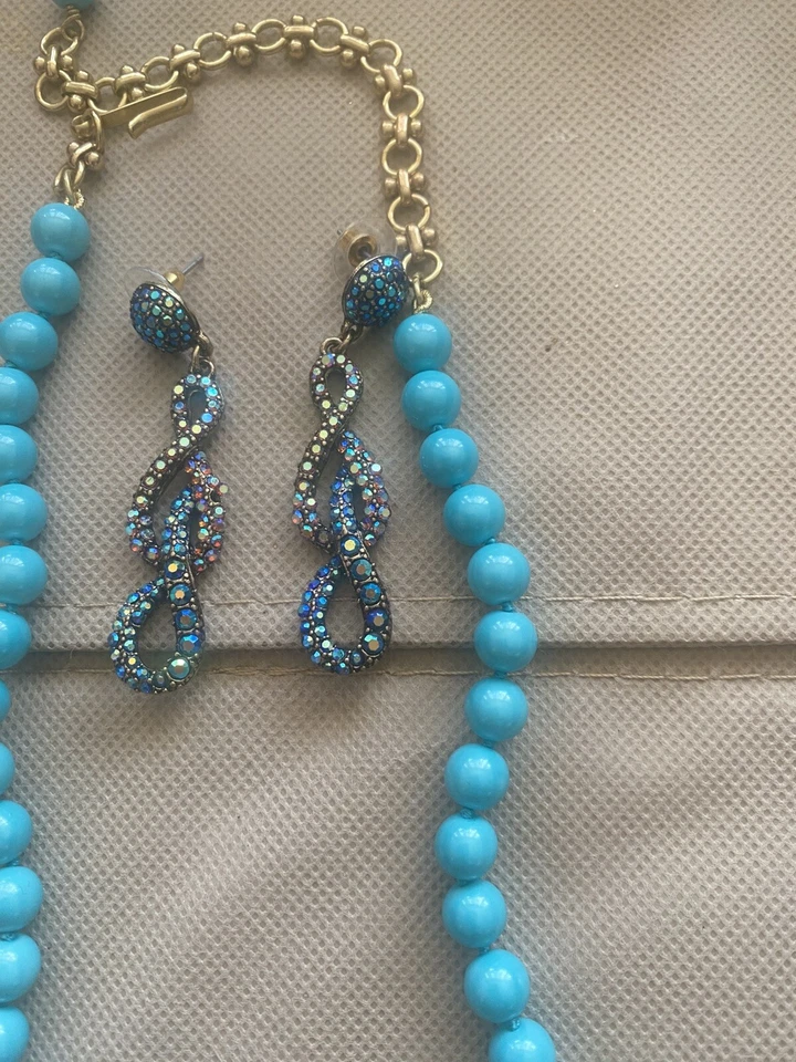 PENDIENTES HEIDI DAUS DULCE AZUL CRISTAL MARIPOSA Y 2” GOTA PRECIOSOS🦋 Foto 4 de 4