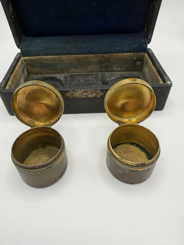 Антикварные дорожные двойные чернильницы из латуни 19 века в оригинальном кожаном чехле - Изображение 3 из 4