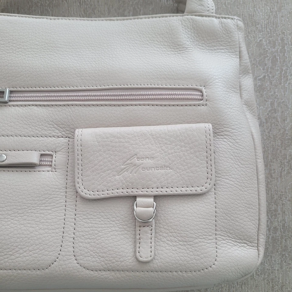 Nueva Cartera de Cuero Stone Mountain Beige Claro Utilidad III Bolsillos Precio de venta sugerido por el fabricante 130 USD Foto 4 de 4