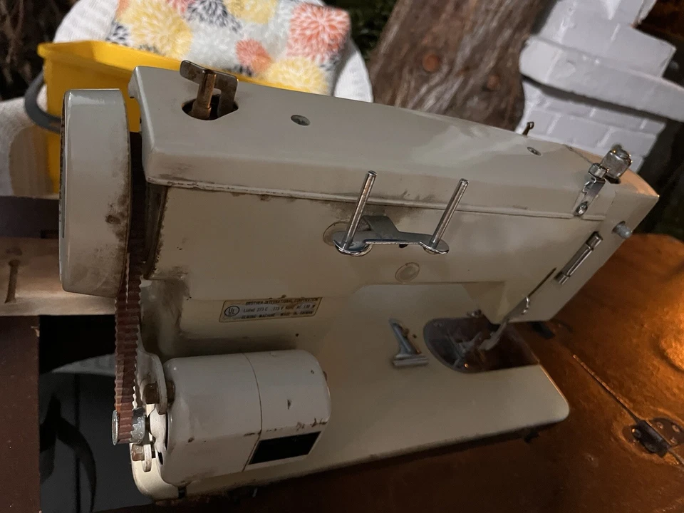 Vintage Brother Sewing Machine Model 1231 With Foot Pedal Very Good Condition - Image 3 of 4