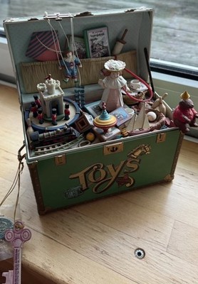 Vintage Spieluhr Enesco Wind up Music box TOY SYMPHONY - Treasure Chest of Toys