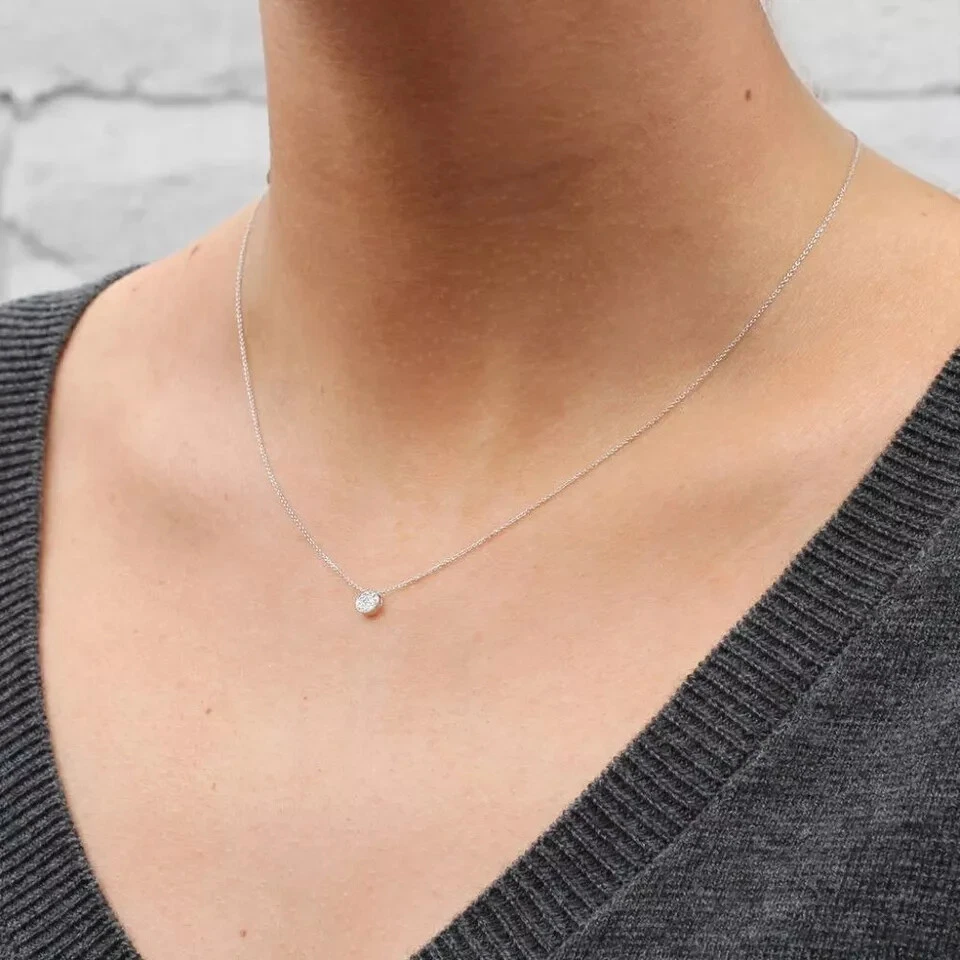 Collar colgante de diamantes genuinos con racimo de 0,10 quilates para mujer en plata de ley 925 Foto 4 de 4