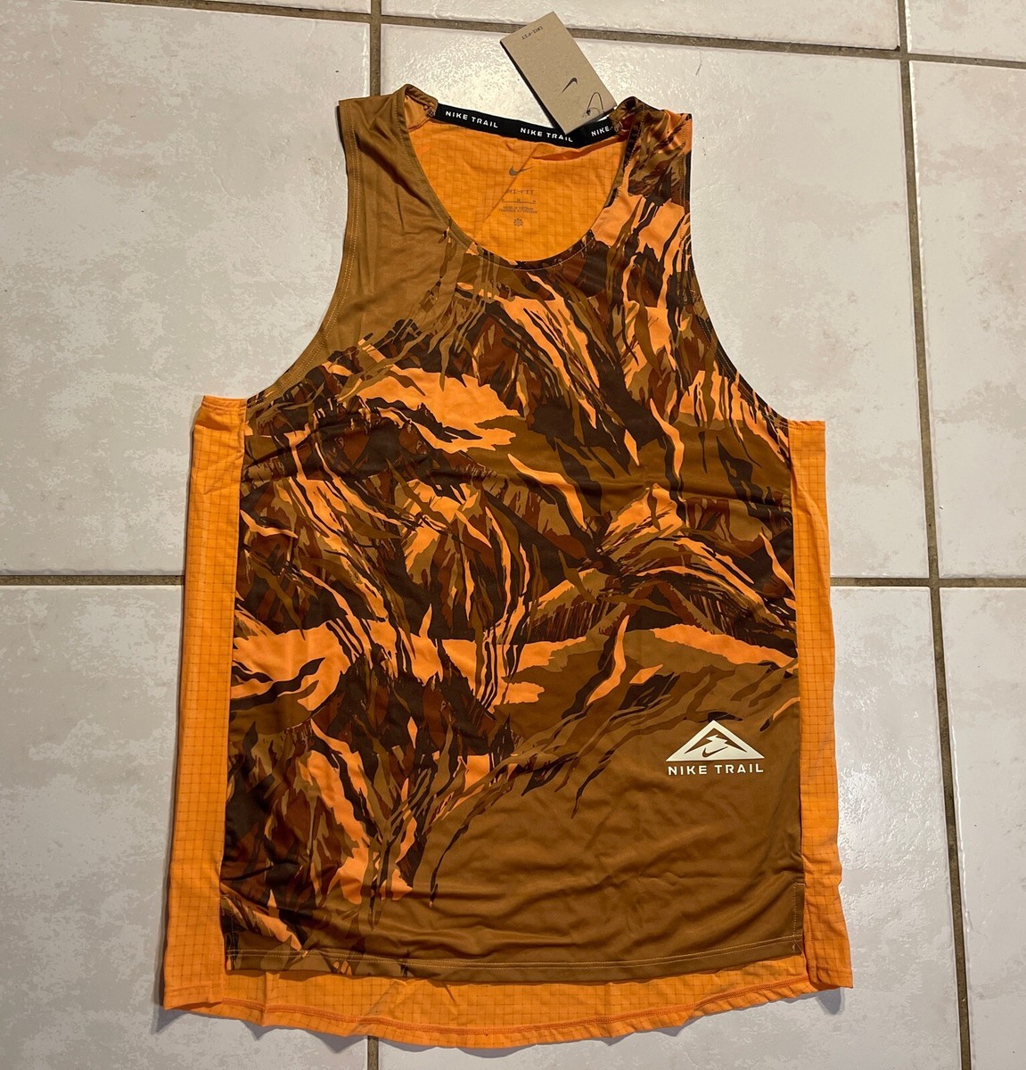 NIKE Dri-Fit Trail Rise 365 Running Reflective Tank Top NIKE Dri-Fit Trail Rise 365 Running Reflective Tank Top