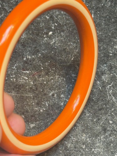 Bracciale vintage anni 70 laminato arancio e bianco lucite - Foto 3 di 3