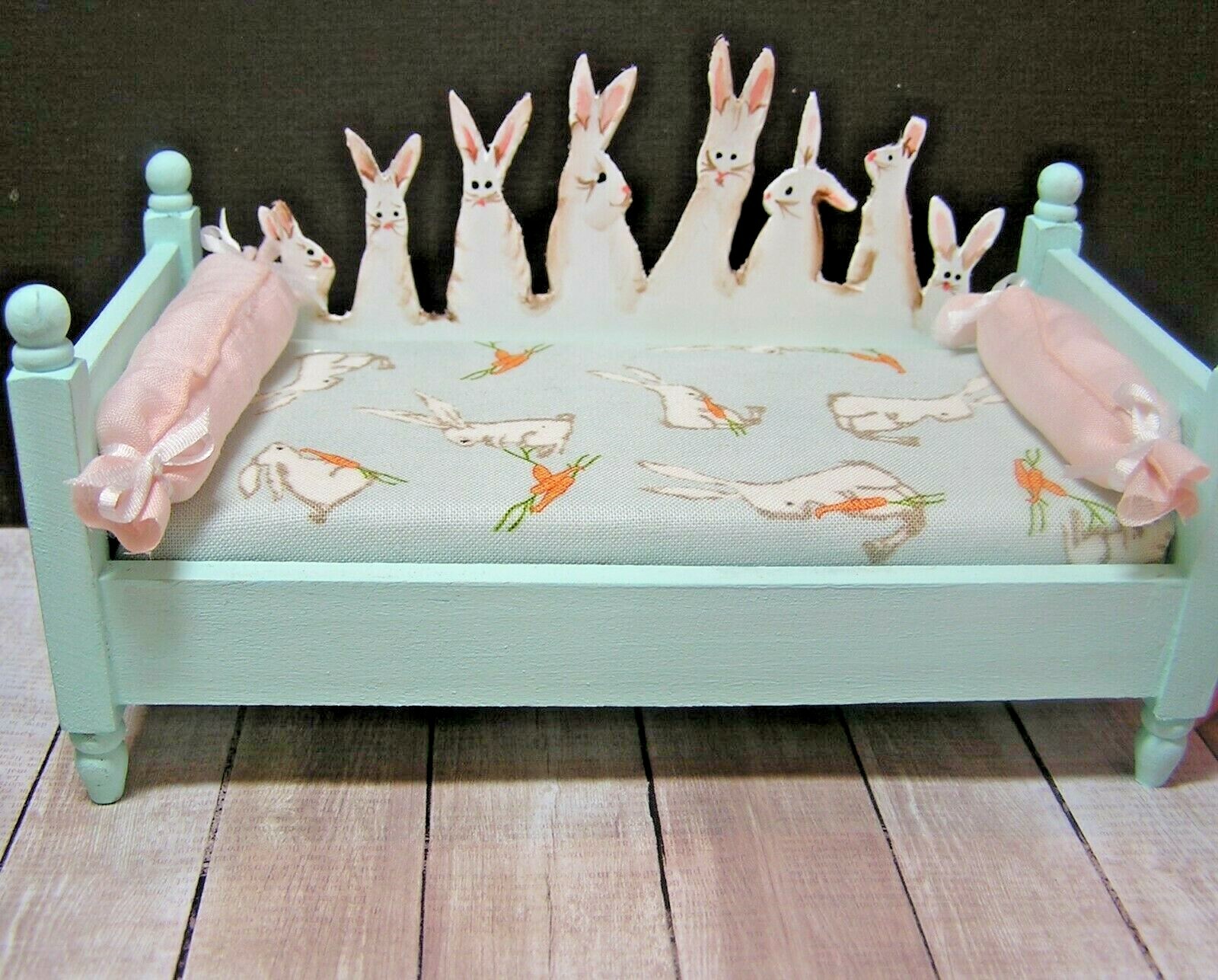 Casa de muñecas en miniatura artista de cama de día diseñada Guirnalda conejo pintado a mano Casa de muñecas en miniatura artista de cama de día diseñada Guirnalda conejo pintado a mano