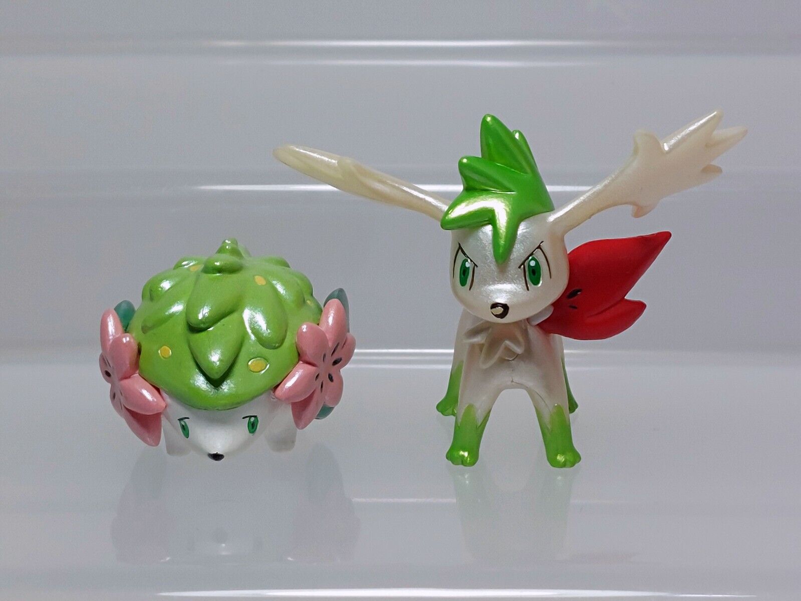 Pokémon Shaymin + Pokeball Edição Especial 20 Anos - Tomy em