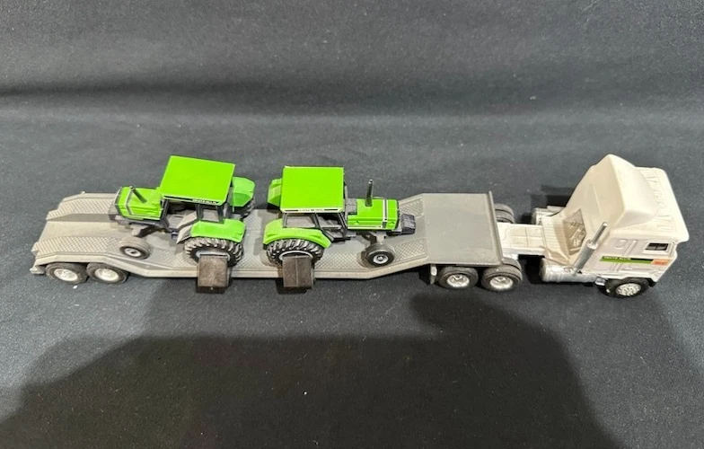 Ertl Deutz-Allis Delivery Semi-Truck with Two Deutz Allis Tractors 1/64 Scale - Image 4 of 4