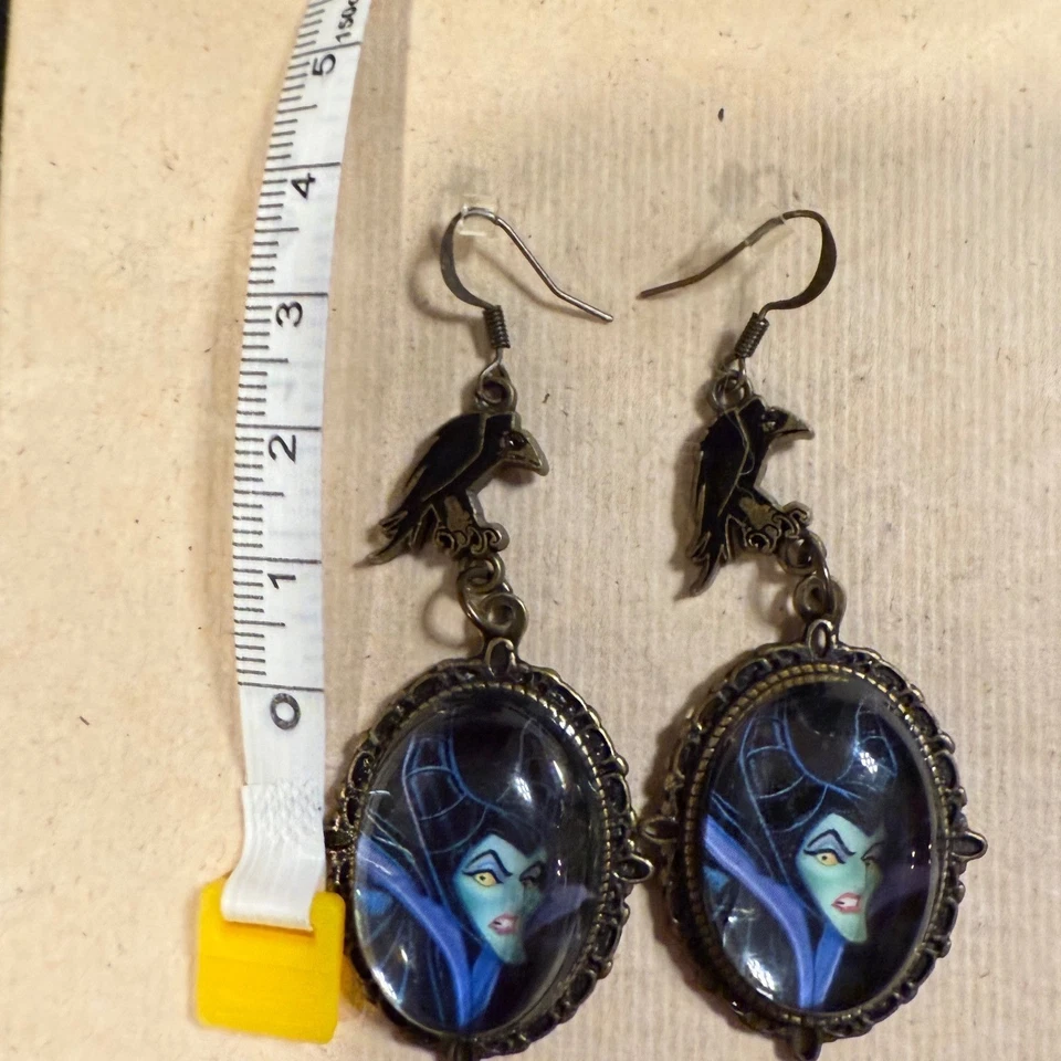 Juego de aretes pulsera camafeo de cuervo maléfica villano de Disney Foto 2 de 4