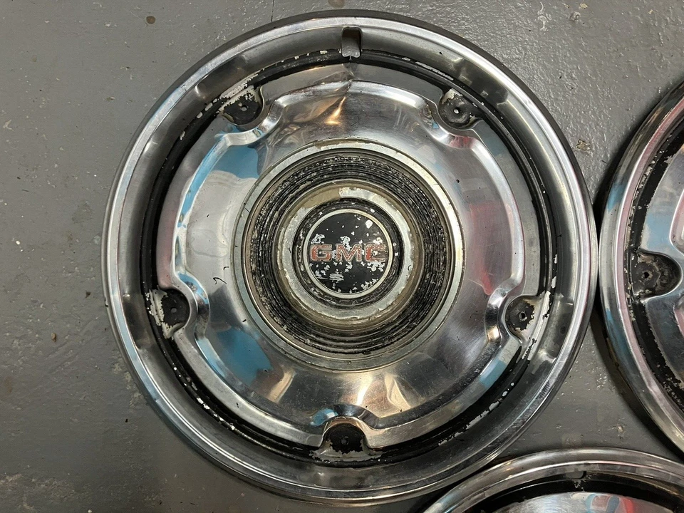 70-76 80-82 GMC Serie C-G-K Jimmy 15 pulgadas Cubierta de rueda Tapacubos Juego de 3 USADOS Foto 2 de 4