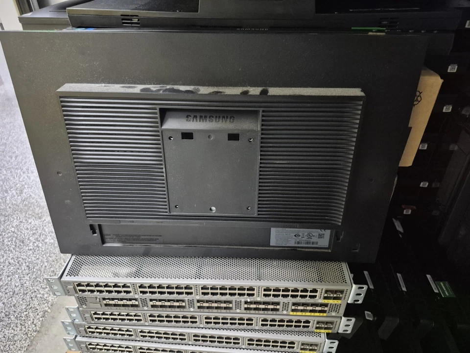 Samsung S22E450BW 22" WSXGA DVI VGA Widescreen Monitor(no stand or cables) - Image 3 of 4