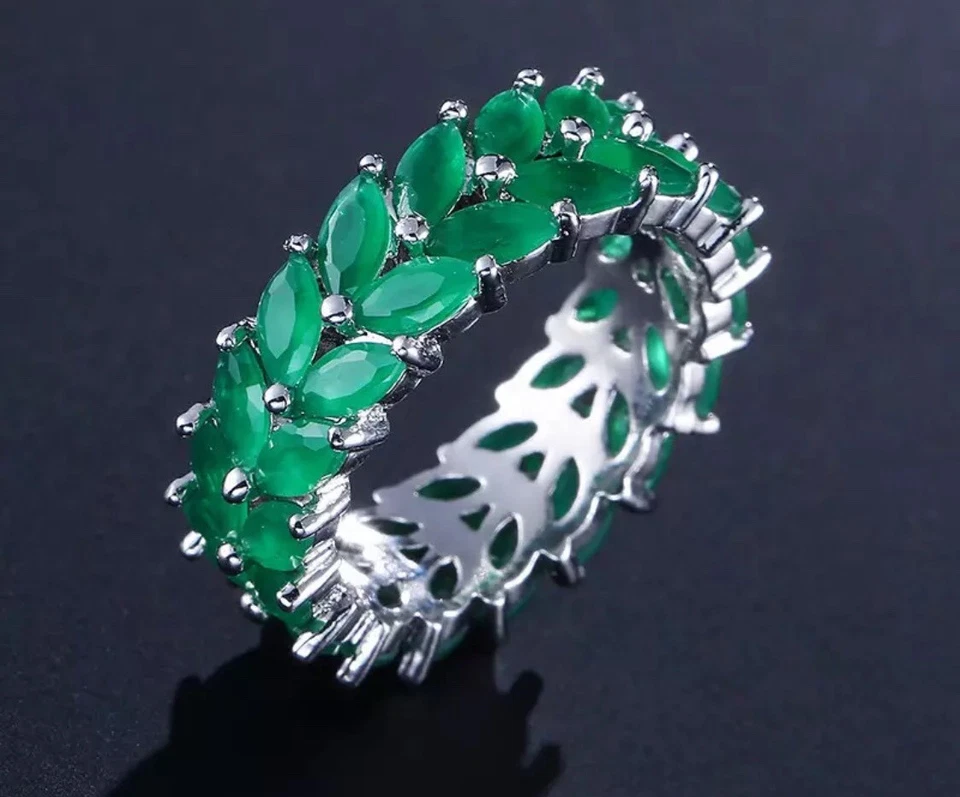 Anel Eternity folheado a ouro branco 18k feito com marquesa verde cristal Swarovski - Imagem 3 de 4