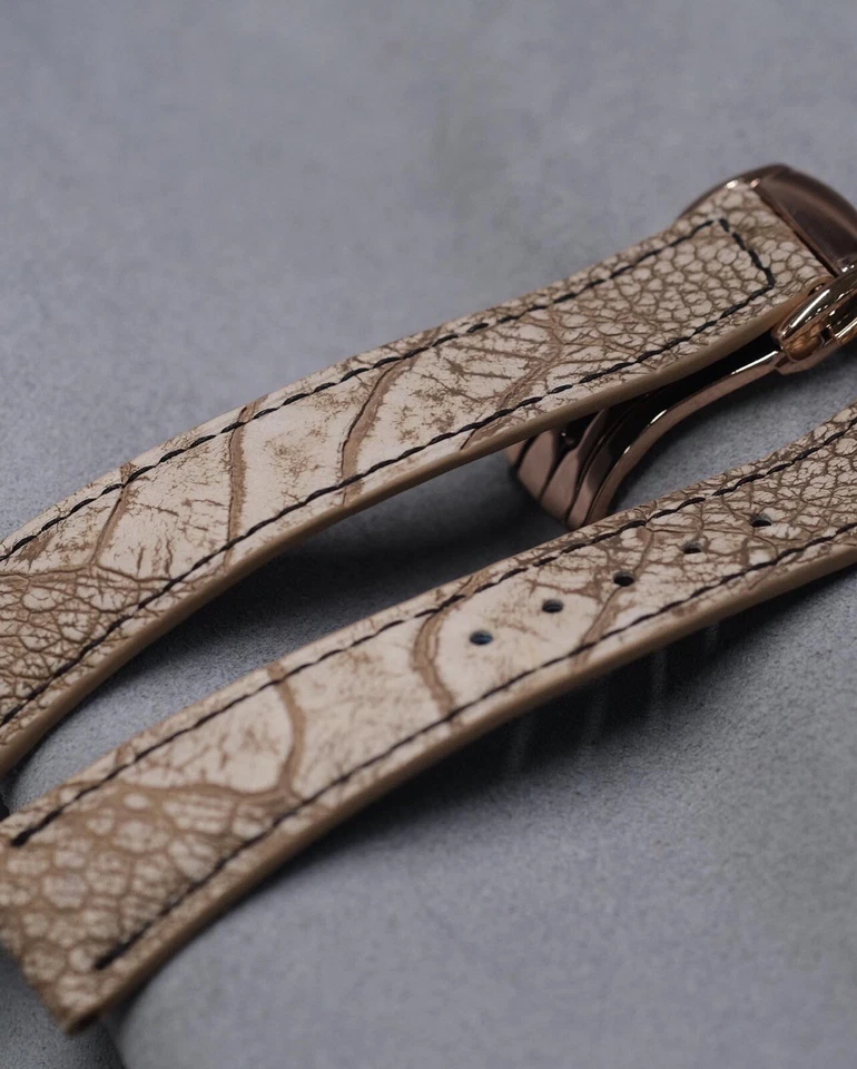 Correa de reloj hecha a mano de cuero con piel de patas de avestruz marrón de madera Foto 2 de 4