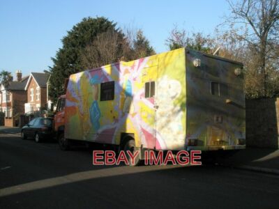 FOTO BUNTER LIEFERWAGEN IN GROVE ROAD. ES STAND VIELE JAHRE IN DER NÄHE VON OAKLA GEPARKT