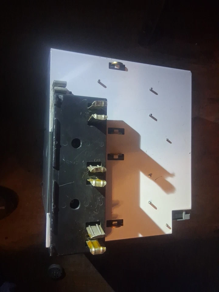 Allen-Bradley 2100 series Motor Control Center (MCC) dual breaker feeder... - Image 4 of 4