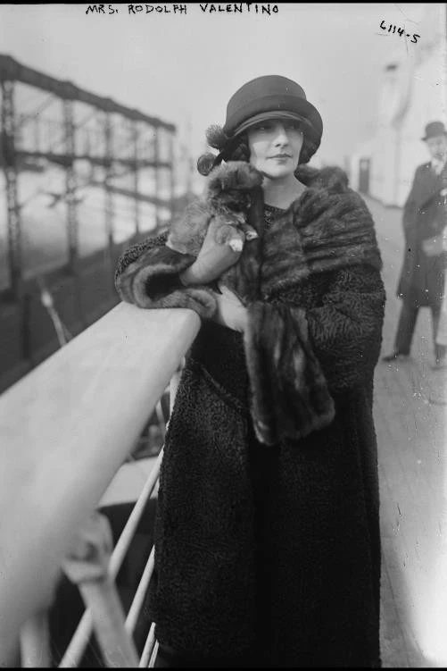 Mrs Rudolph Valentino Natacha Rambovacostumeset cappotti in pelliccia di cane di design 1