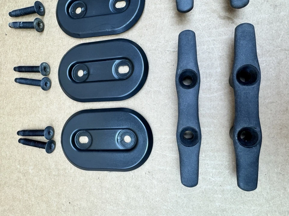 Комплект из 4 оригинальных черных крючков для крепления кузова Dodge Ram 1500 2500 2002-2008 годов выпуска с болтами - Изображение 3 из 4