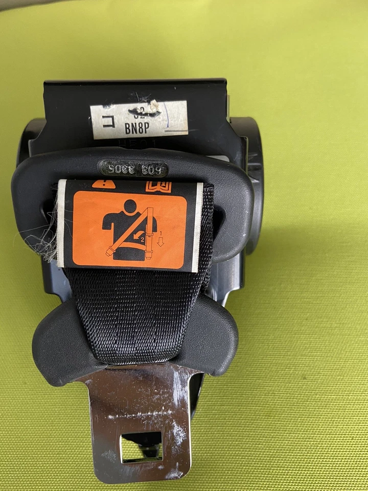 2004 MAZDA 3 ЦЕНТР СРЕДНИЙ ЗАДНИЙ РЕМЕНЬ БЕЗОПАСНОСТИ НАТЯЖИТЕЛЬ - Изображение 2 из 4