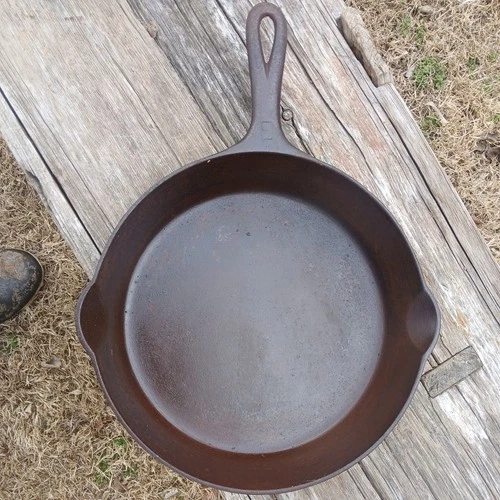 VINTAGE GRISWOLD # 8 CAST IRON SKILLET FRYING PAN LARGE LOGO 704 E NO WOBBLE