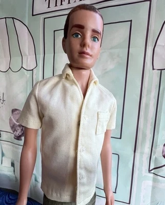 CHEMISE JAUNE KEN VINTAGE MATTEL COLLECTION BARBIE SANS LA POUPÉE - Photo 1/4