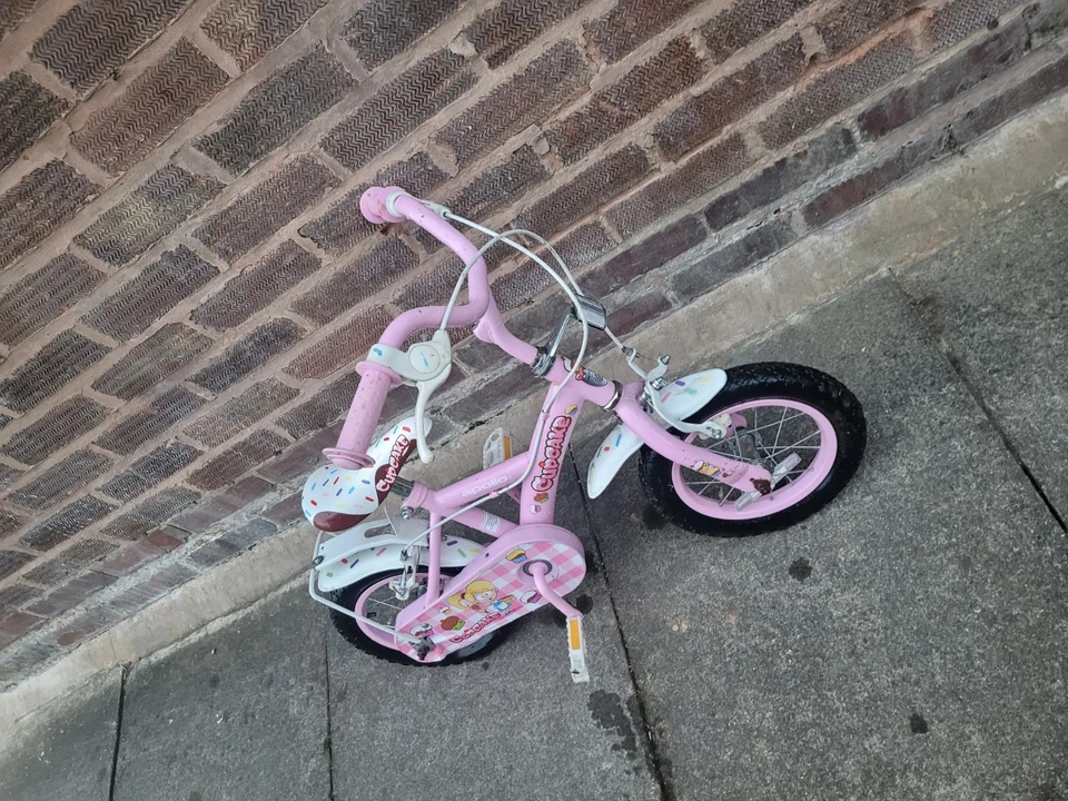 Apollo Cupcake girls first bike, 12" wheels, dolls seat, chain guard, V-brakes - Image 4 of 4