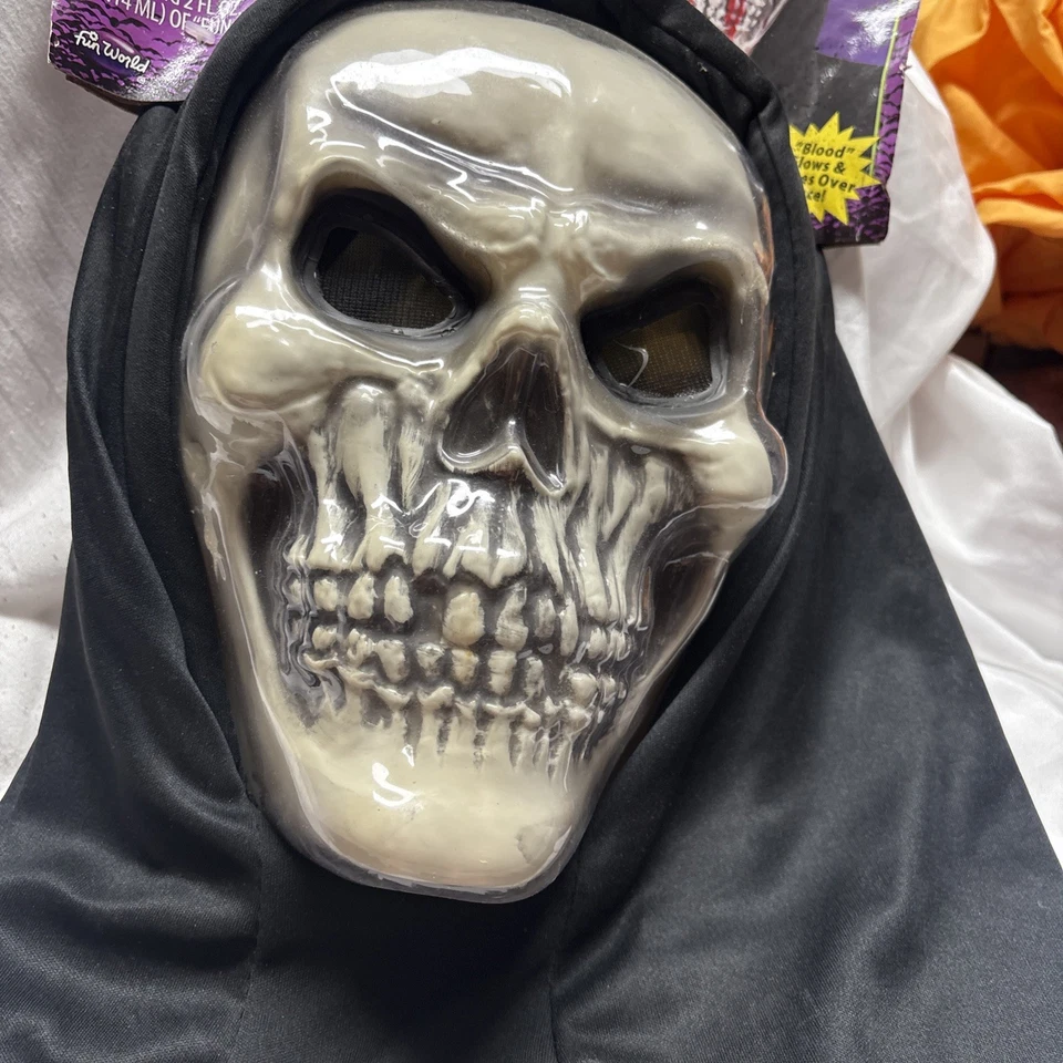 Máscara de Halloween Calavera Sangrante Dos Capas Falso Flujo de Sangre hacia abajo Cara Efecto de Miedo Foto 3 de 4